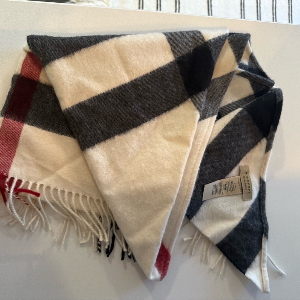 Chic Plaid Scarf with Fringe